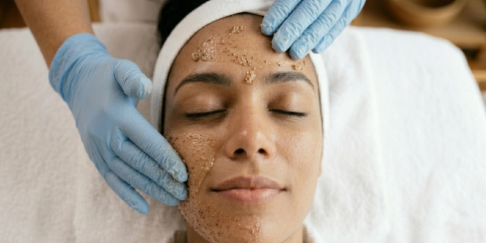 Exfoliación facial mecánica, enzimática o química en cabina